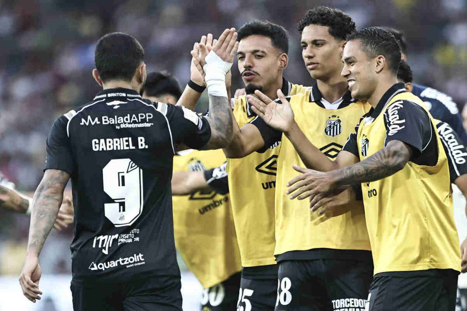 Dentro de campo, o Santos venceu o Fluminense de virada, pelo Brasileirão –