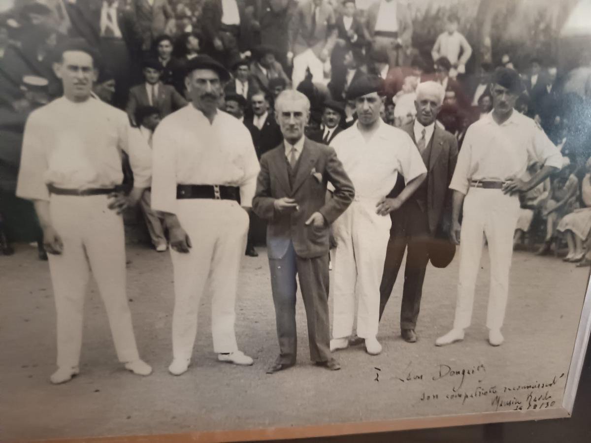 Le compositeur du Boléro est présent au côté de Léon Dongaitz. Il lui dédicace cette photo, avec ce commentaire : « Son compatriote reconnaissant ».