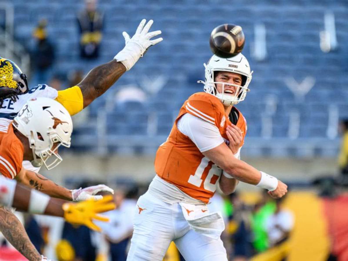 December 31, 2025: Texas Longhorns quarterback Arch Manning 16 throw the ball during the first half of Cheez-Its Bowl against the Michigan Wolverines in Orlando, FL. Romeo T Guzman/Cal Media Orlando USA – ZUMAcg2_ 20251231_faf_cg2_080 Copyright: xRomeoxGuzmanx ©IMAGO/ZUMA Press Wire