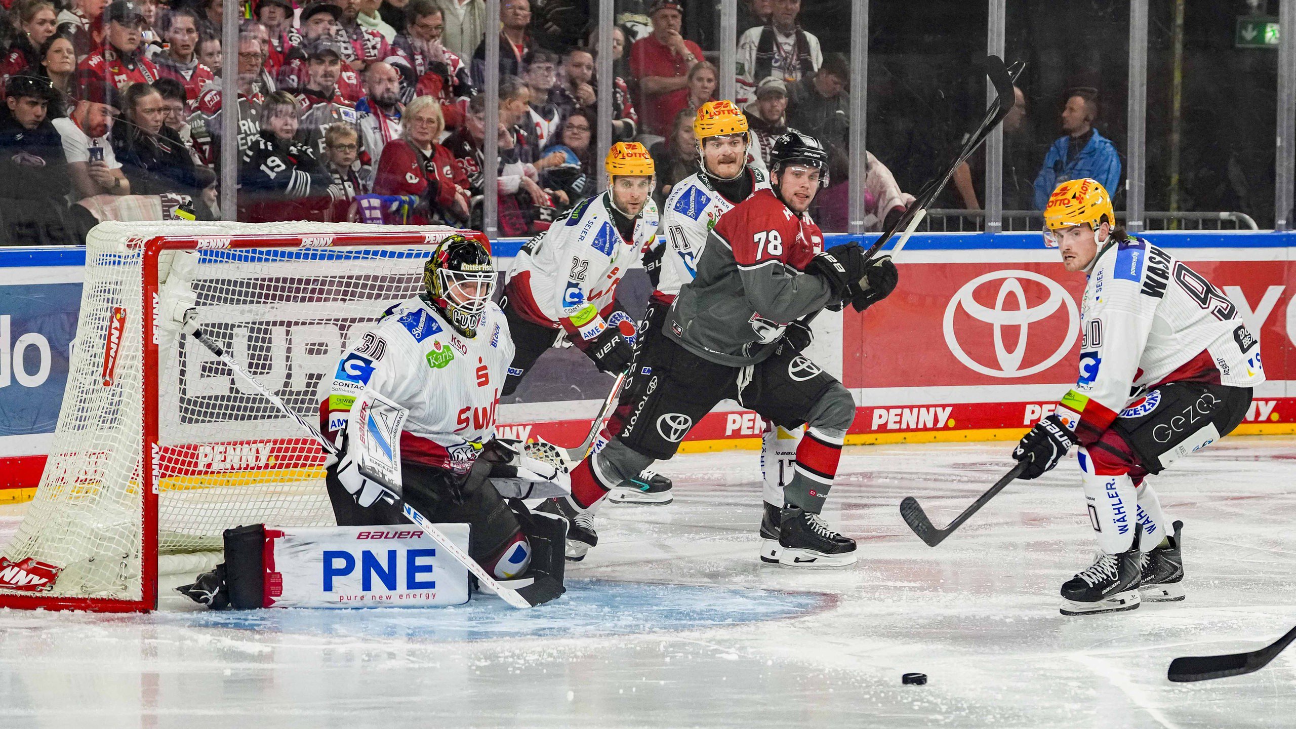 Eishockey-Spieler der Fischtown Pinghins aus Bremerhaven verteidigen ihr Tor gegen Spieler der Kölner Haie.
