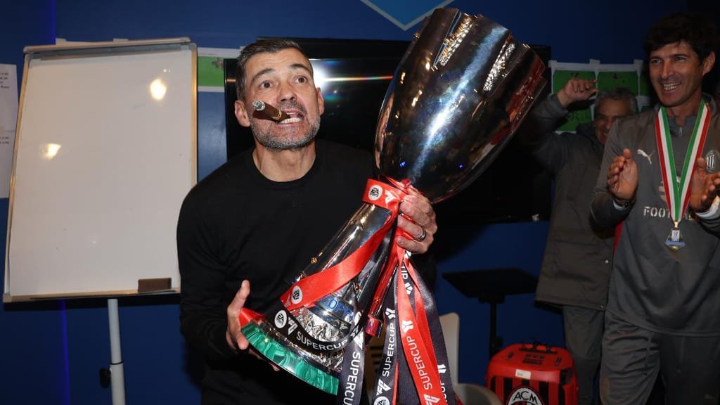 Sérgio Conceição com a Supertaça ganha pelo Milan e a festejar de charuto na boca (Claudio Villa/AC Milan via Getty Images)