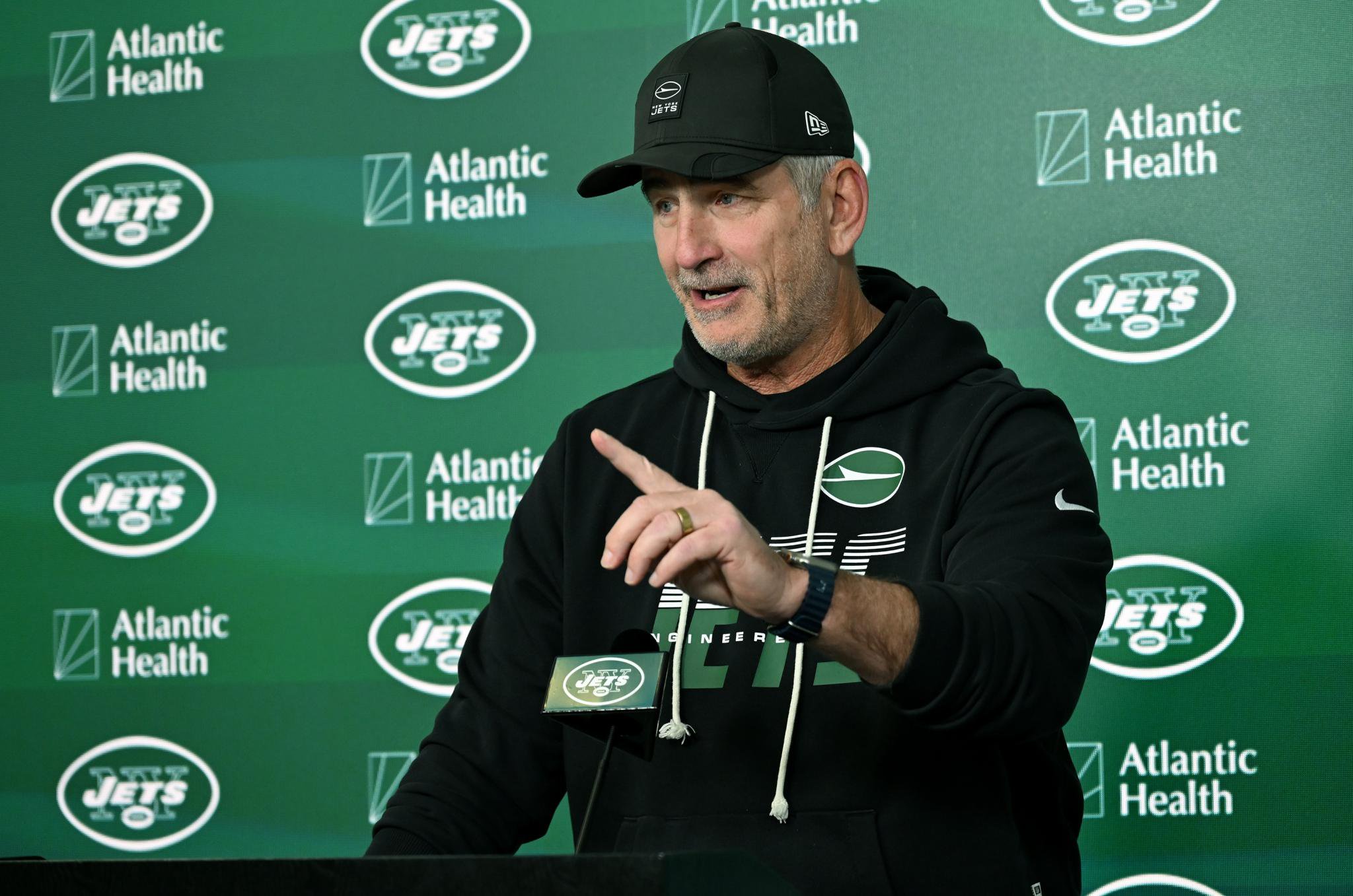 Jets offensive coordinator talks to the media after the team's practice on Oct. 22 2026,