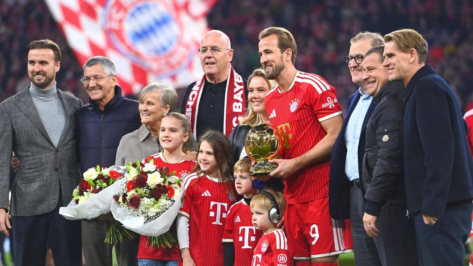 Kanes Ballon d`Or Ehrung vor dem Spiel