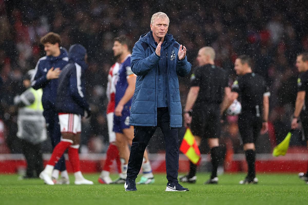 LONDON, ENGLAND - OCTOBER 24: David Moyes, Manager of Everton, applauds the fans after the Premier League 2026/27 match between Arsenal FC and Everton at Emirates Stadium on October 24, 2026 in London, England. (Photo by Alex Pantling/Getty Images)
