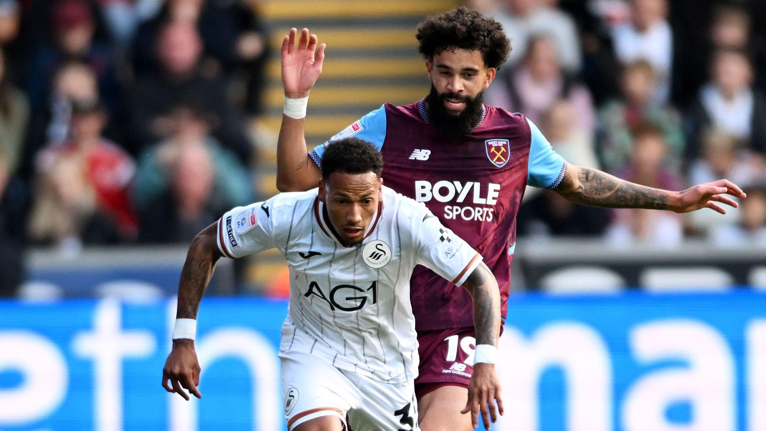 Swansea's Ronald gets away from Pablo of West Ham 