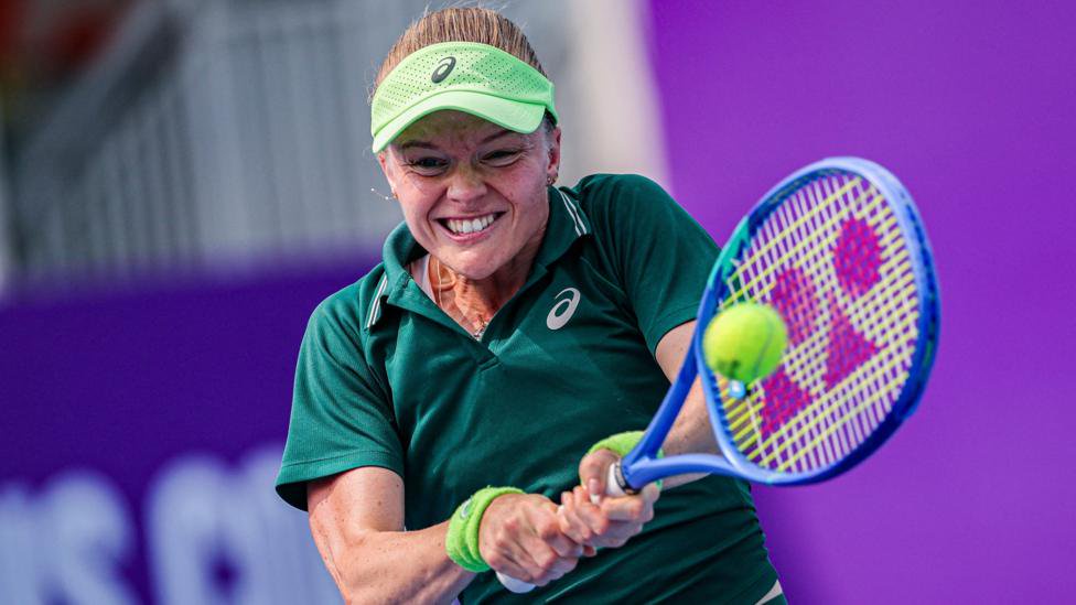 Harriet Dart grits her teeth as she plays a backhand against Paula Badosa