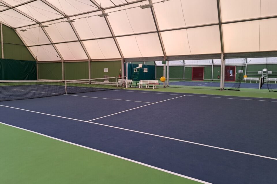LE TC Douvres dispose d'un court de tennis couvert.