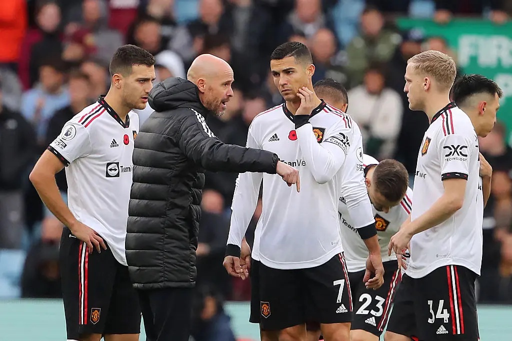 Erik Ten Hag and Manchester United players in 2022.