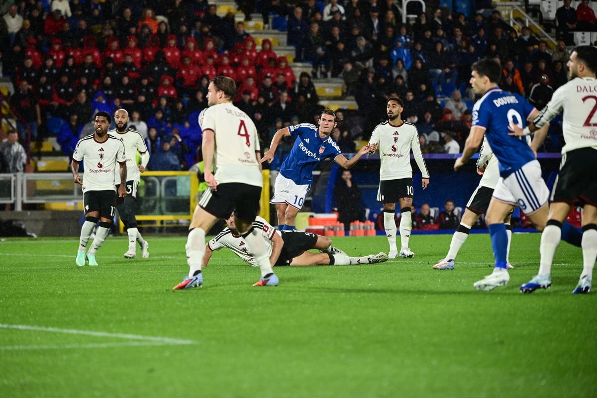 Como's Argentine midfielder #10 Nicolas Paz (C) scores his team's first goal during the UEFA Champions League, league phase matchday 3, football match between Como 1907 and Manchester United at the Stadio Giuseppe Sinigaglia in Como, northen Italy on October 21, 2026. (Photo by PIERO CRUCIATTI/AFP via Getty Images)