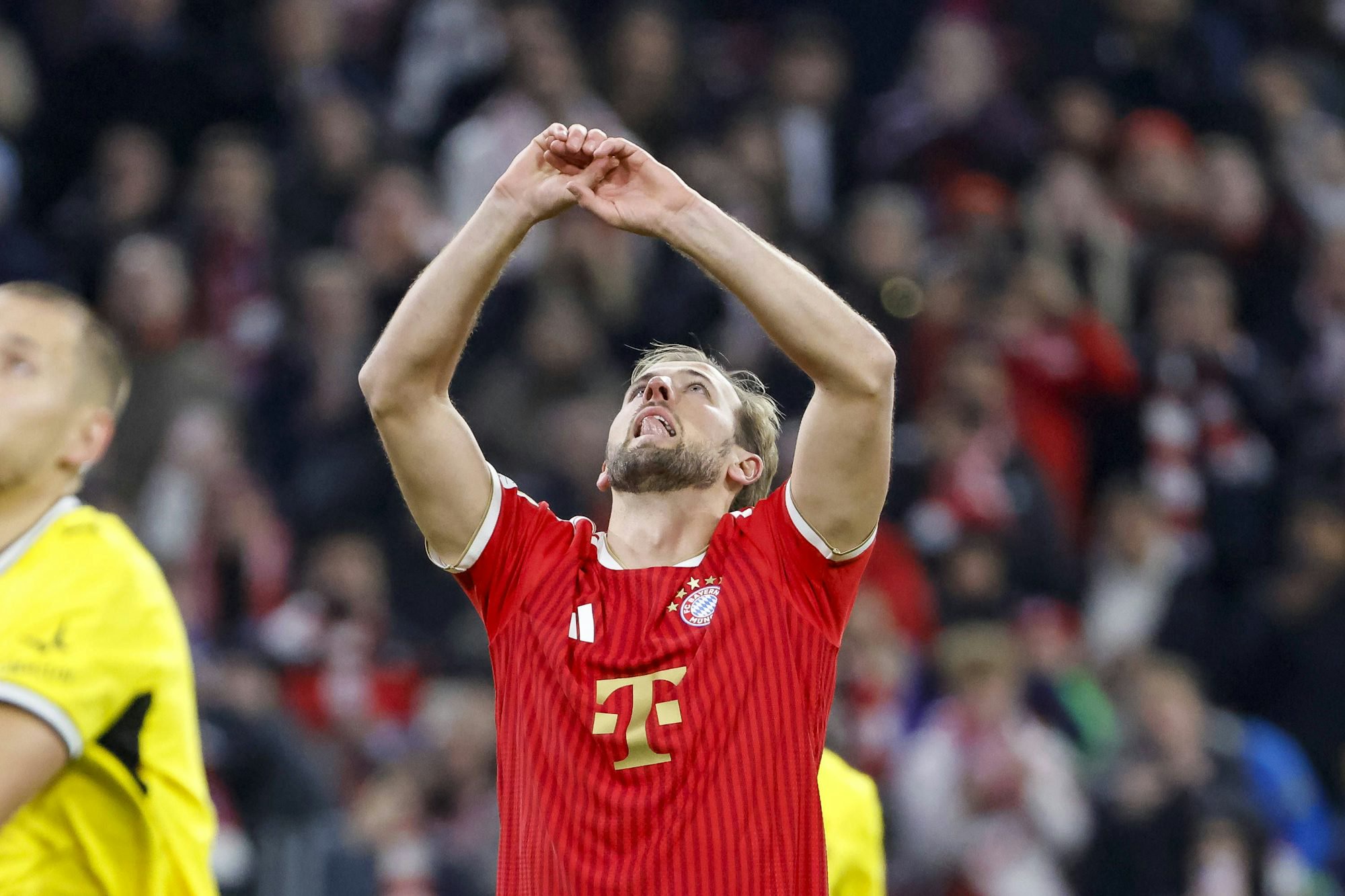 Ausgerechnet: Harry Kane jagt den Elfmeter gegen den BVB an die Latte.