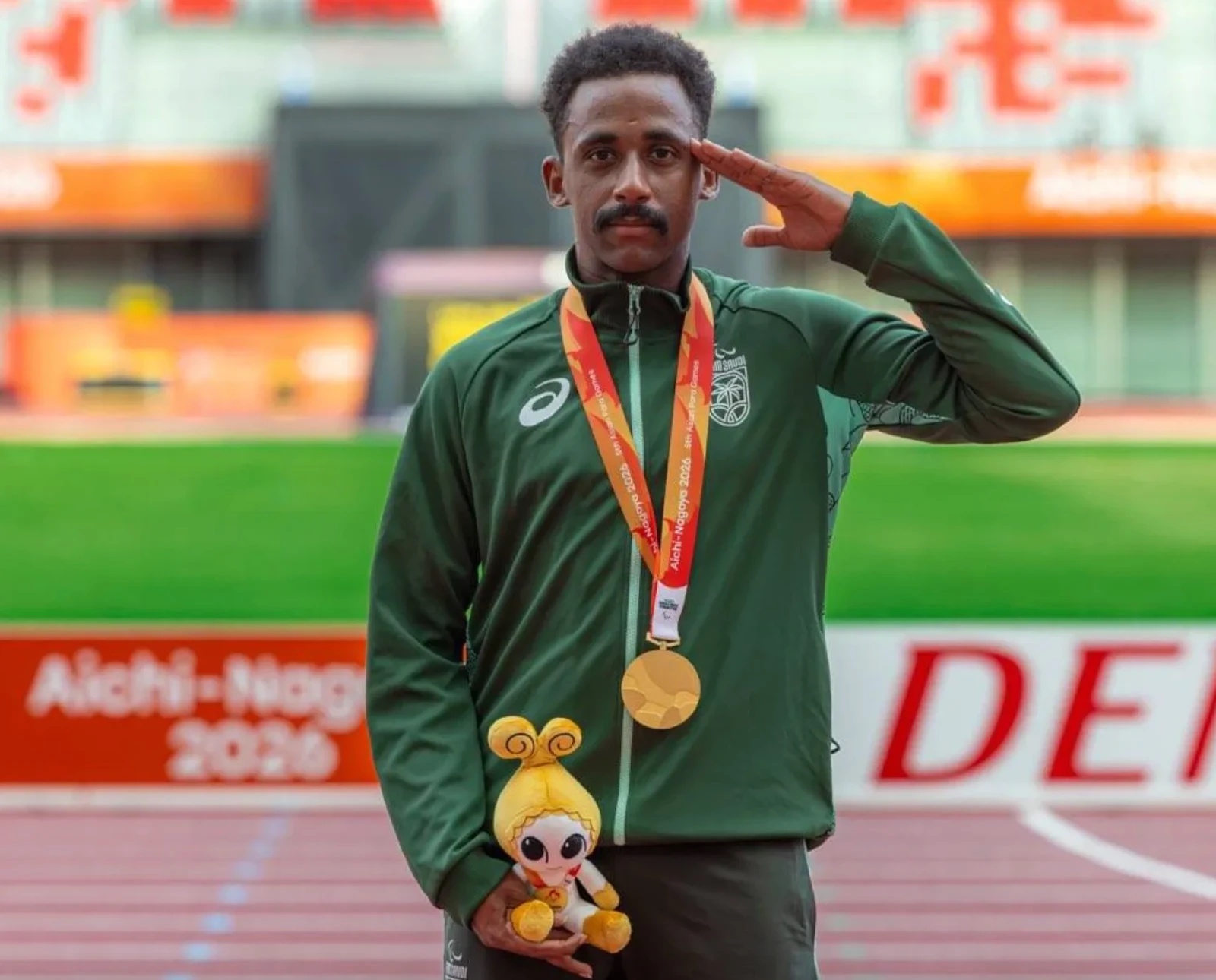 Saudi's Ali Al-Nakhli celebrates winning gold at the 5th Asian Para Games in Japan (Asharq Al-Awsat)