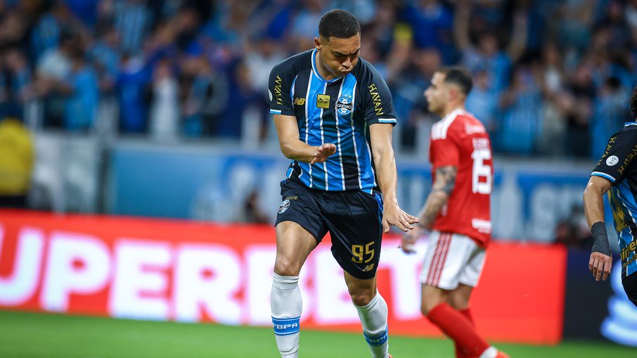 Carlos Vinícius - Grêmio x Internacional