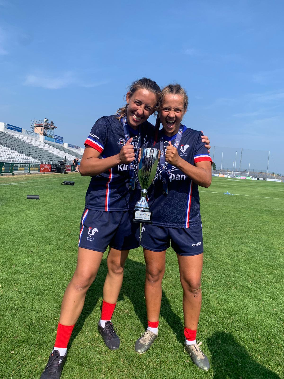 Manon Silva et Fanny Lézin avec le trophée des World Games