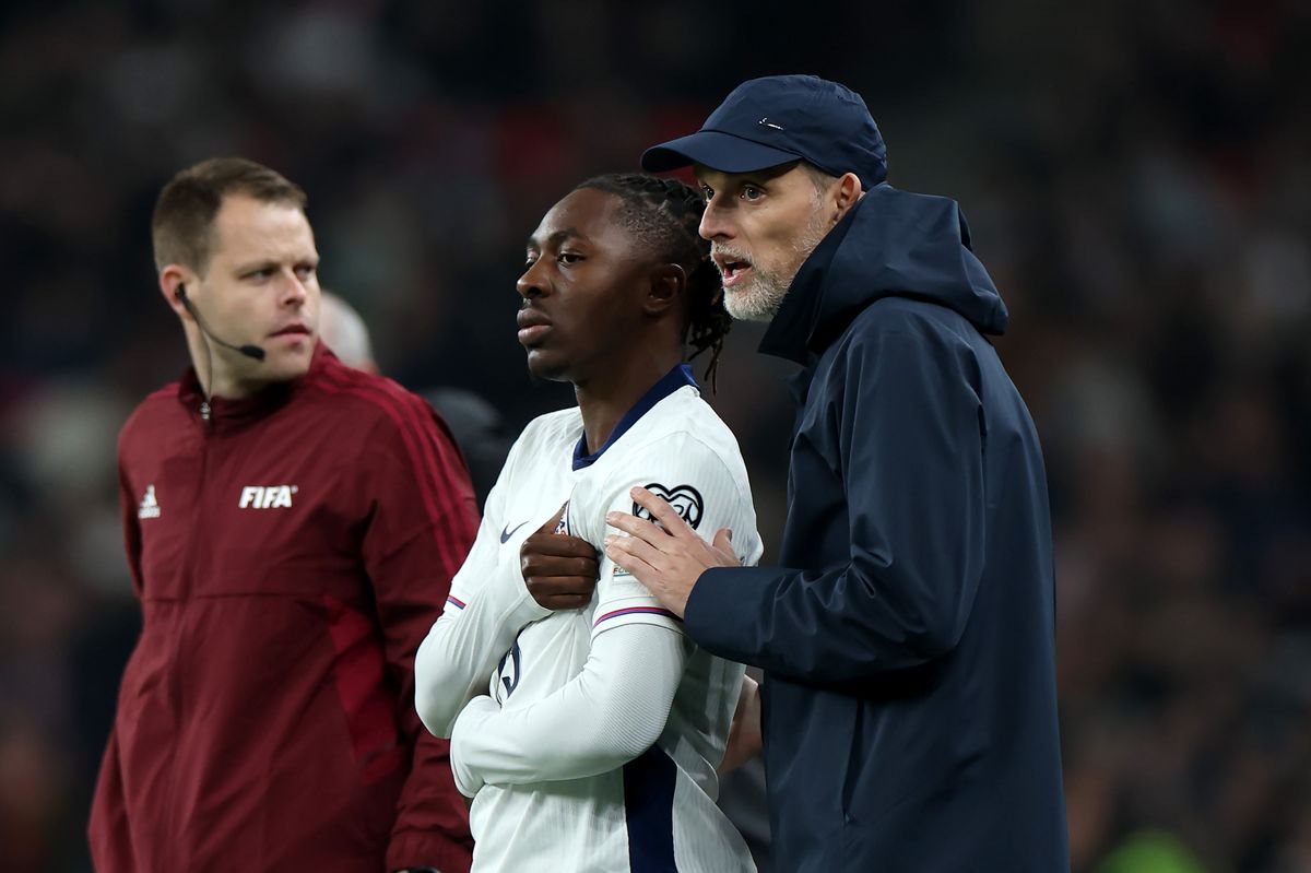 Thomas Tuchel talks to Eberechi Eze