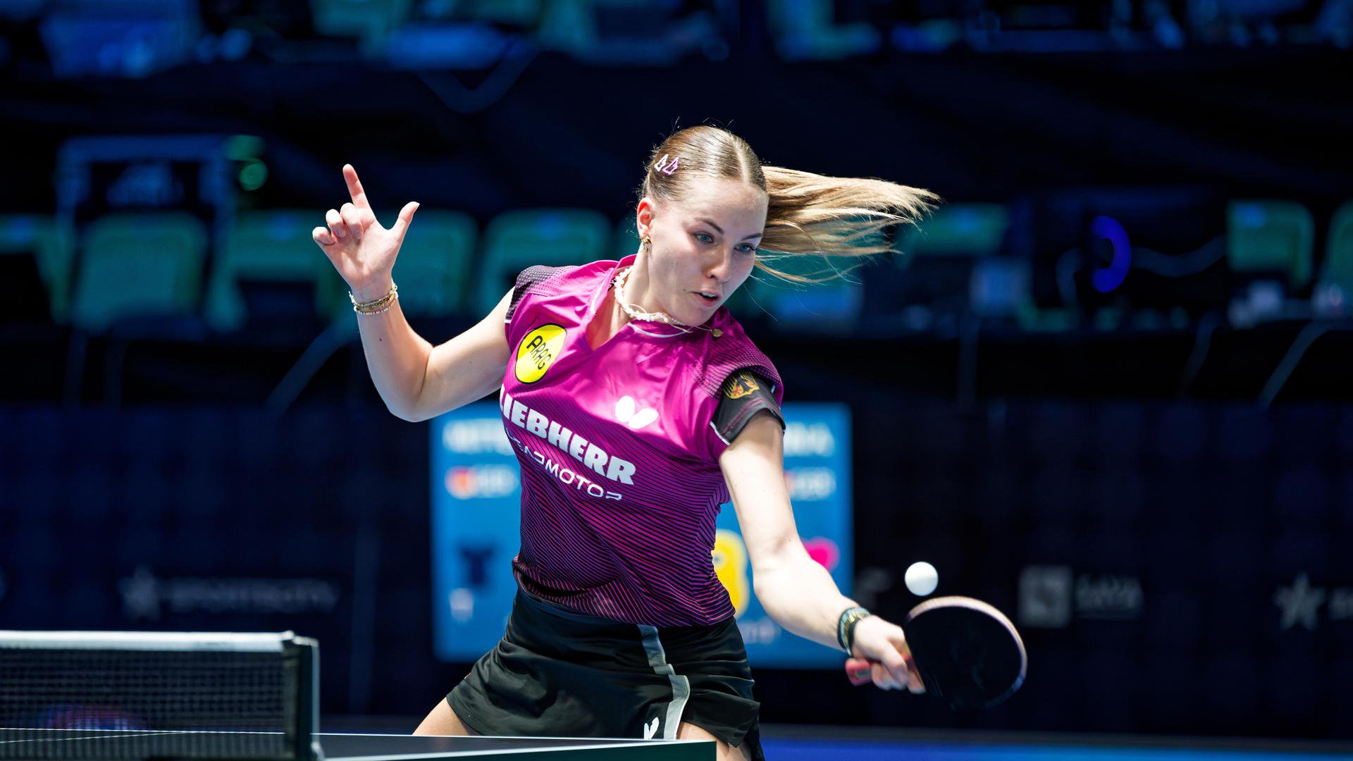 Die deutsche Tischtennisspielerin Annett Kaufmann steht an der Platte und reagiert während eines Ballwechsels.