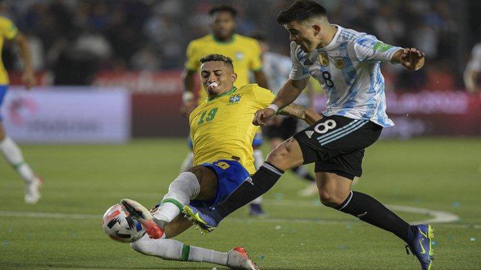 Raphinha Brasil (kiri) dan Argentina Marcos Acuna berebut bola selama pertandingan sepak bola kualifikasi Amerika Selatan untuk Piala Dunia FIFA Qatar 2022 di stadion San Juan del Bicentenario di San Juan, Argentina, pada 16 November 2021.