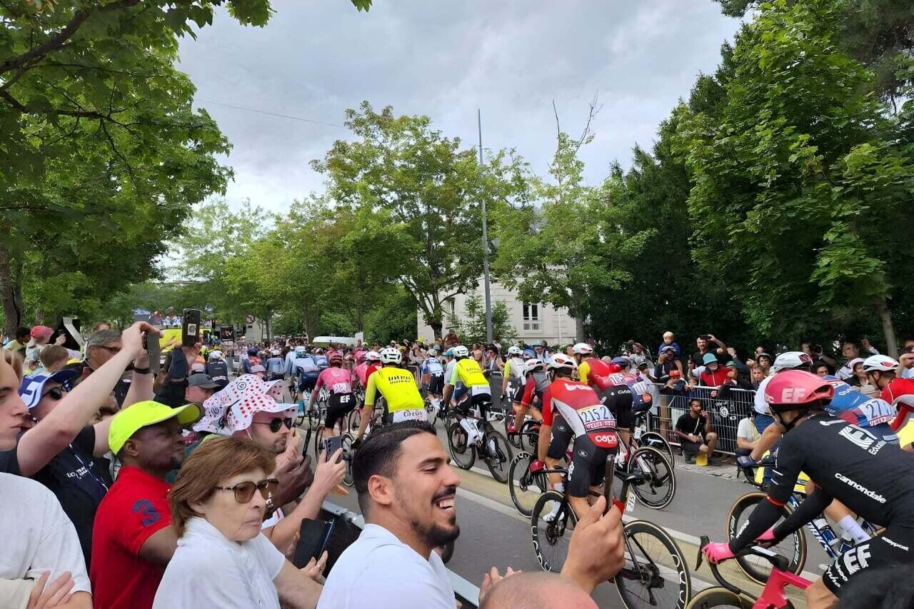 Lors du Tour de France 2025, les coureurs ont emprunté les routes de Mantes-la-Ville et Mantes-la-Jolie (Yvelines).