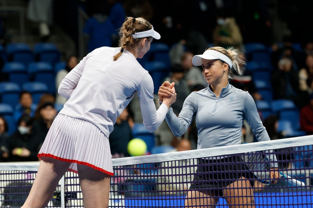 Elena Rybakina (left) defeated fellow Kazakh Yulia Putintseva in 70 minutes. Photo: Reuters