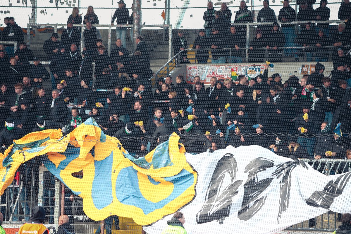Hannover-Ultras präsentieren Choreo-Materialien.