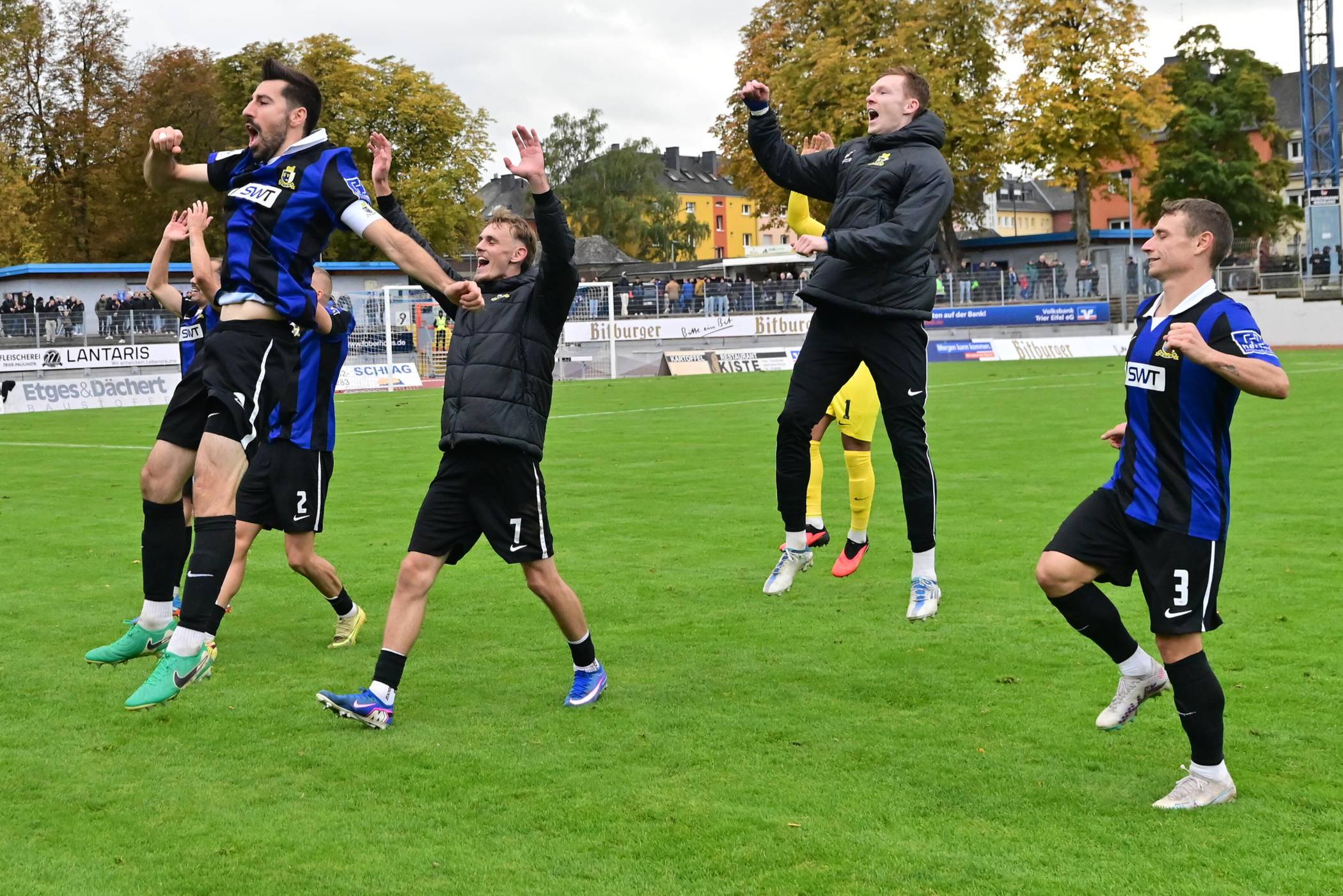 Zweiter Heimsieg in Folge: Gegen die Stuttgarter Kickers feiern die Spieler von Eintracht Trier einen 2:0-Erfolg.  