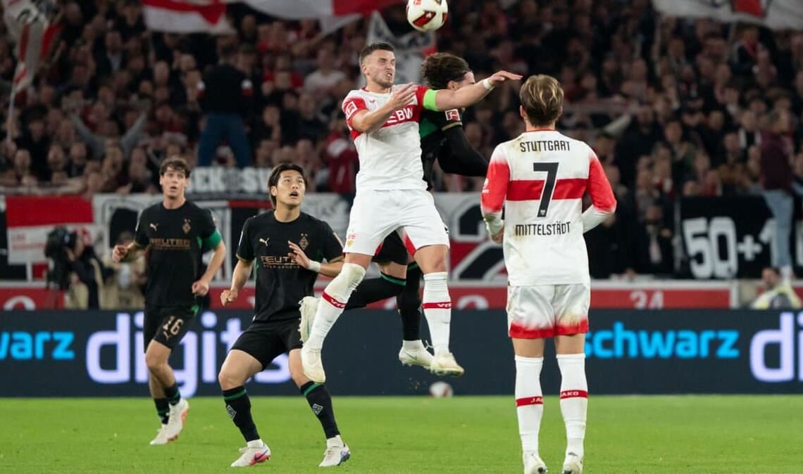 Ermedin Demirovic im Kopfballduell mit Joe Scally.