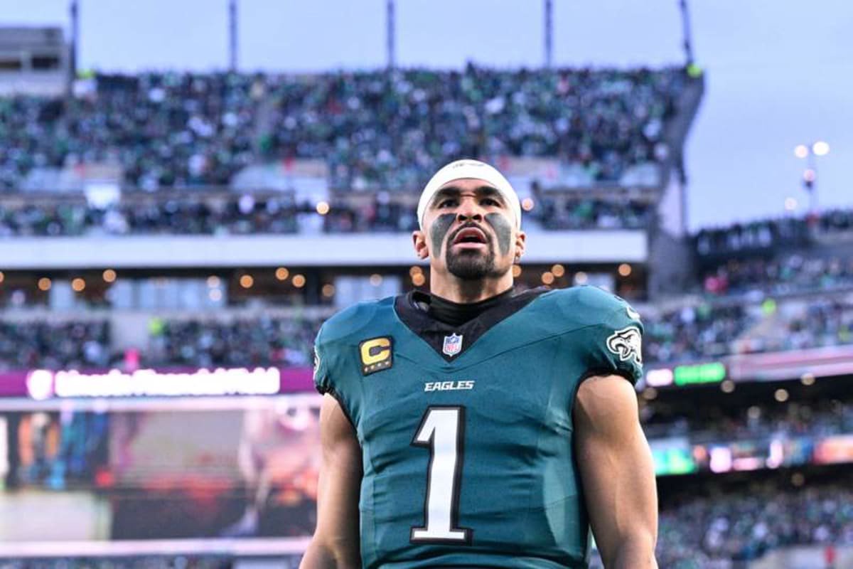 PHILADELPHIA, PA – JANUARY 11: Philadelphia Eagles quarterback Jalen Hurts 1 calls to the fans before the NFL, American Football Herren, USA Wild Card game between the San Fransisco 49ers and the Philadelphia Eagles on January 11th, 2026 at Lincoln Financial Field in Philadelphia, PA. Photo by Terence Lewis/Icon Sportswire NFL: JAN 11 NFC Wildcard 49ers at Eagles EDITORIAL USE ONLY Icon260111089 ©IMAGO/Icon Sportswire