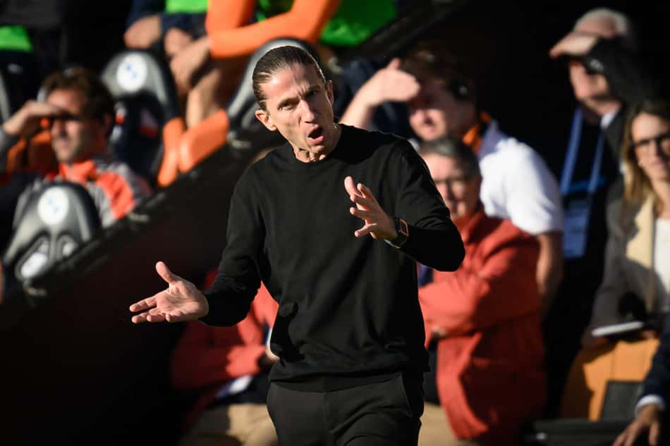 Filipe Luís orienta jogadores do Monaco no jogo contra o Lorient, pela Ligue 1