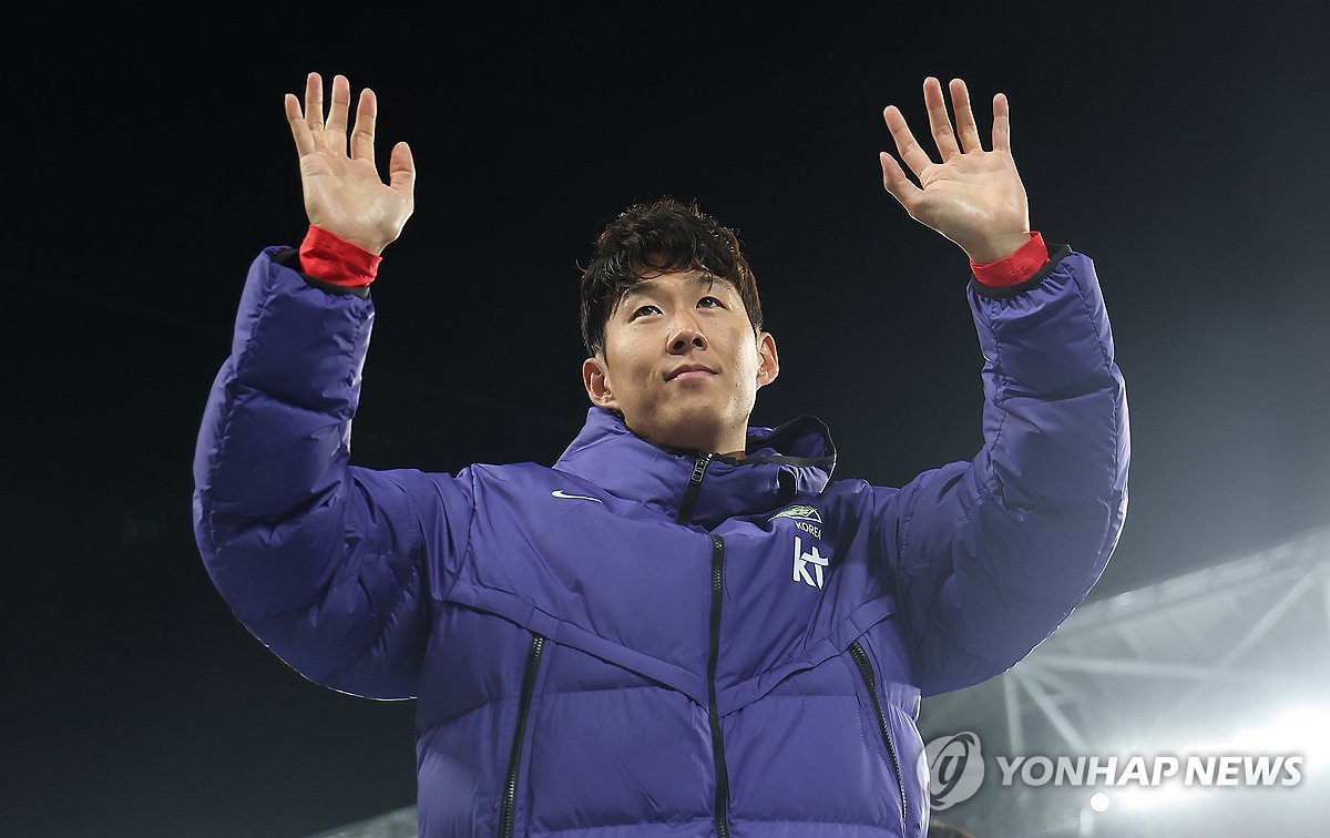 Son Heung-min of South Korea waves to fans after a 2-0 win over Uzbekistan in the teams' friendly football match at Yongin Mireu Stadium in Yongin, Gyeonggi Province, in this Oct. 6, 2026, file photo. (Yonhap)