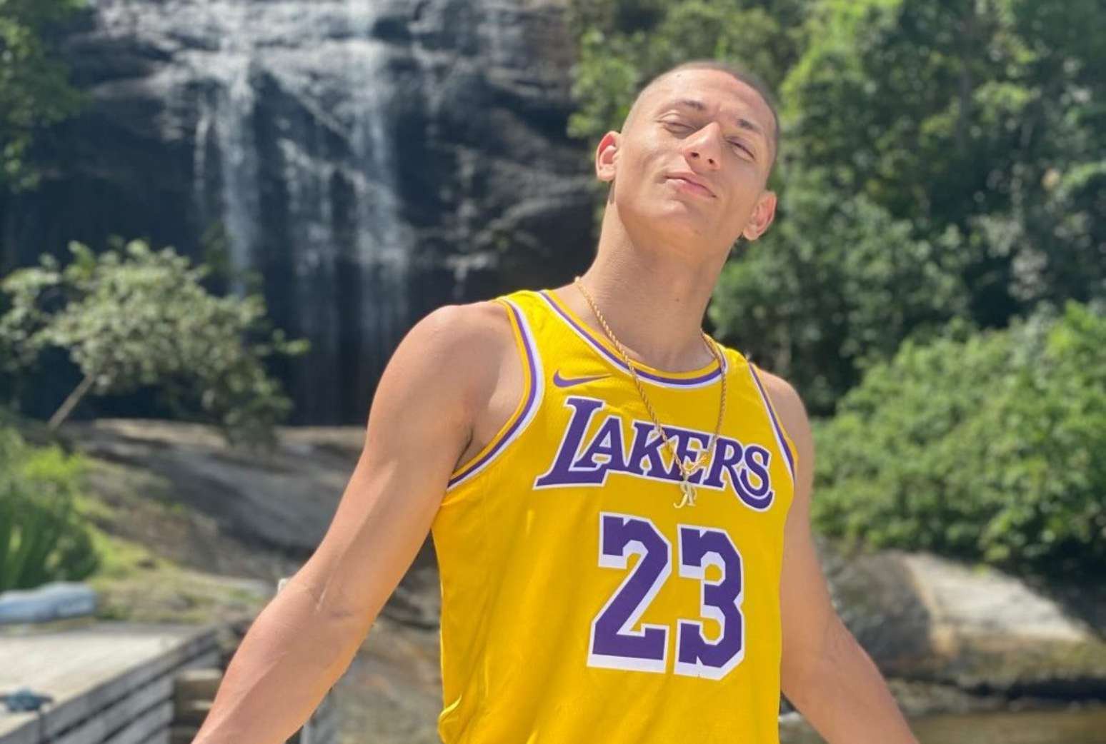 Richarlison posando em foto na Ilha Comprida, em Angra dos Reis, propriedade adquirida por ele em 2020 