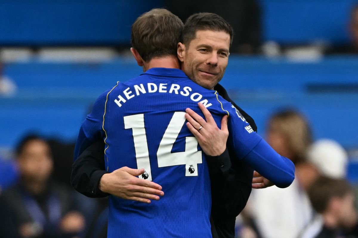 Xabi Alonso celebrates with Jordan Henderson