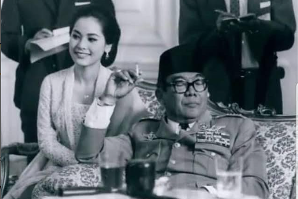 Ratna Sari Dewi Soekarno saat mendampingi Presiden Soekarno.