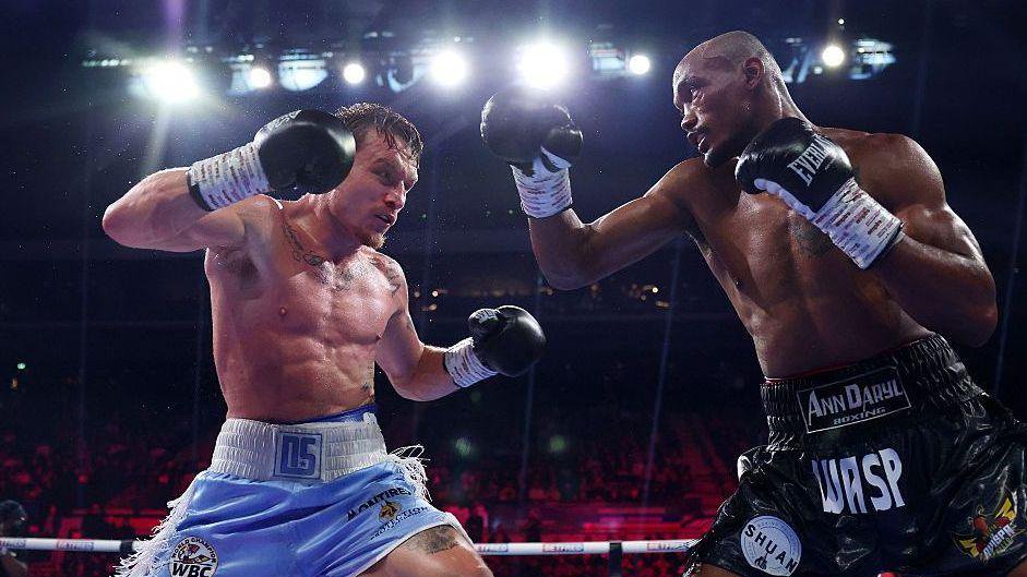 Fight action between Dalton Smith and Alberto Puello