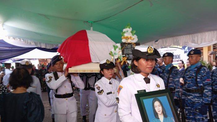 Jenazah Serda Hasy Kaunang saat di bawah ke Gereja GMIM Eben Heazer Tawarik Tanjung Batu Manado