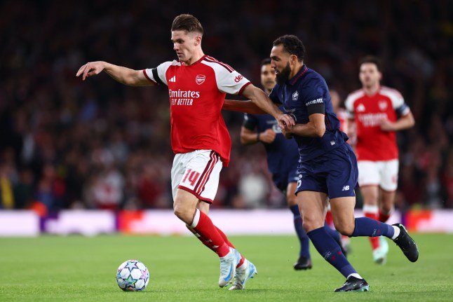 LONDON, ENGLAND - OCTOBER 13: Viktor Gyokeres of Arsenal runs with the ball under pressure from Nabil Bentaleb of Lille OSC during the UEFA Champions League 2026/27 League Phase MD2 match between Arsenal FC and LOSC Lille at Arsenal Stadium on October 13, 2026 in London, England. (Photo by Marc Atkins/Getty Images)