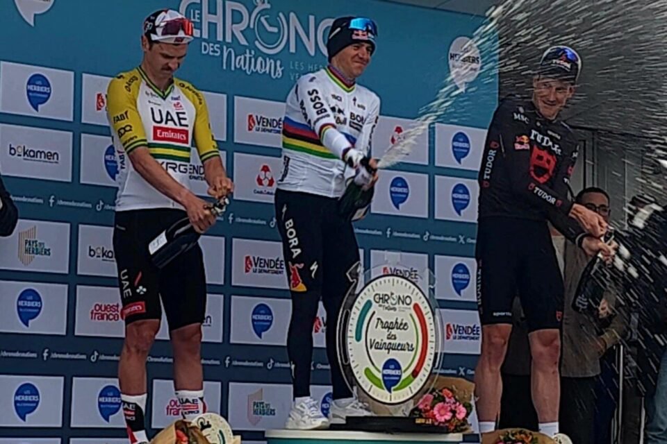 Remco Evenepoel s'est imposé devant Jay Vine et Stefan Küng.