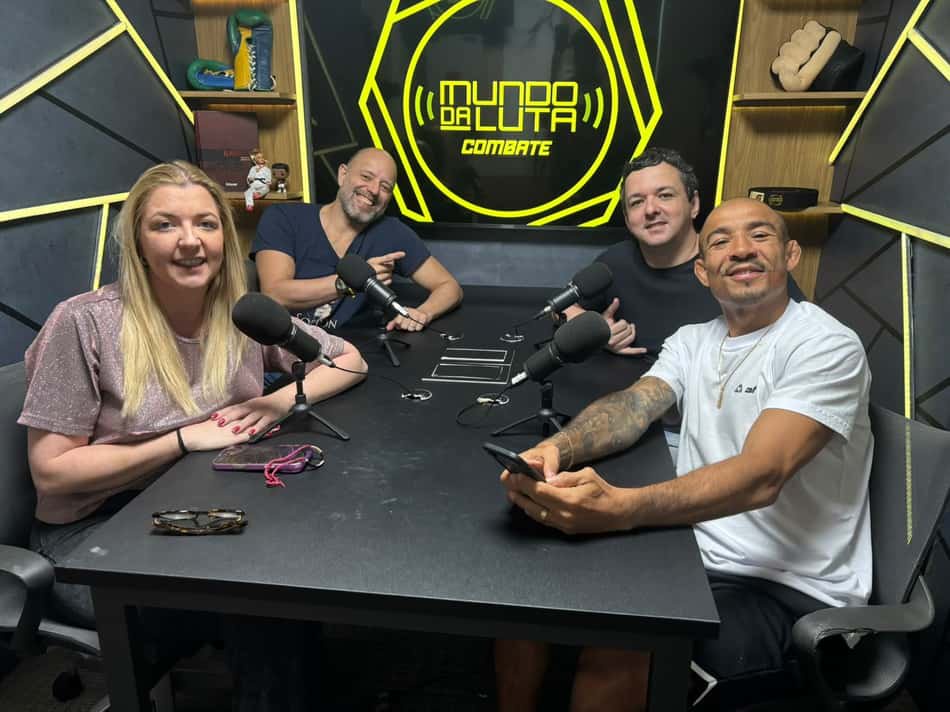 Quatro participantes em estúdio de podcast de luta, com microfones na mesa e logo Mundo da Luta Combate ao fundo.
