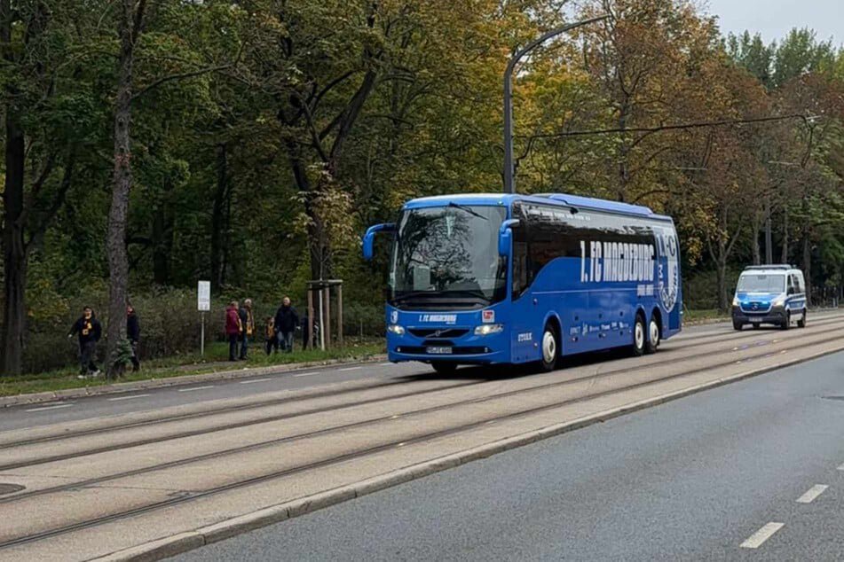 Der Mannschaftsbus der Magdeburger machte den Anfang ...