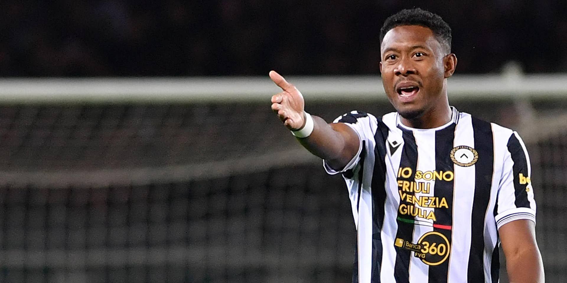 Ein Fußballspieler von Udinese steht im Stadion und gestikuliert während eines Spiels.