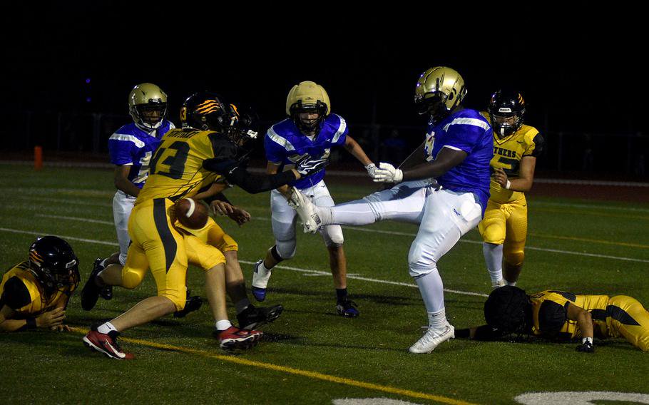 Jack Dagg blocks a punt.