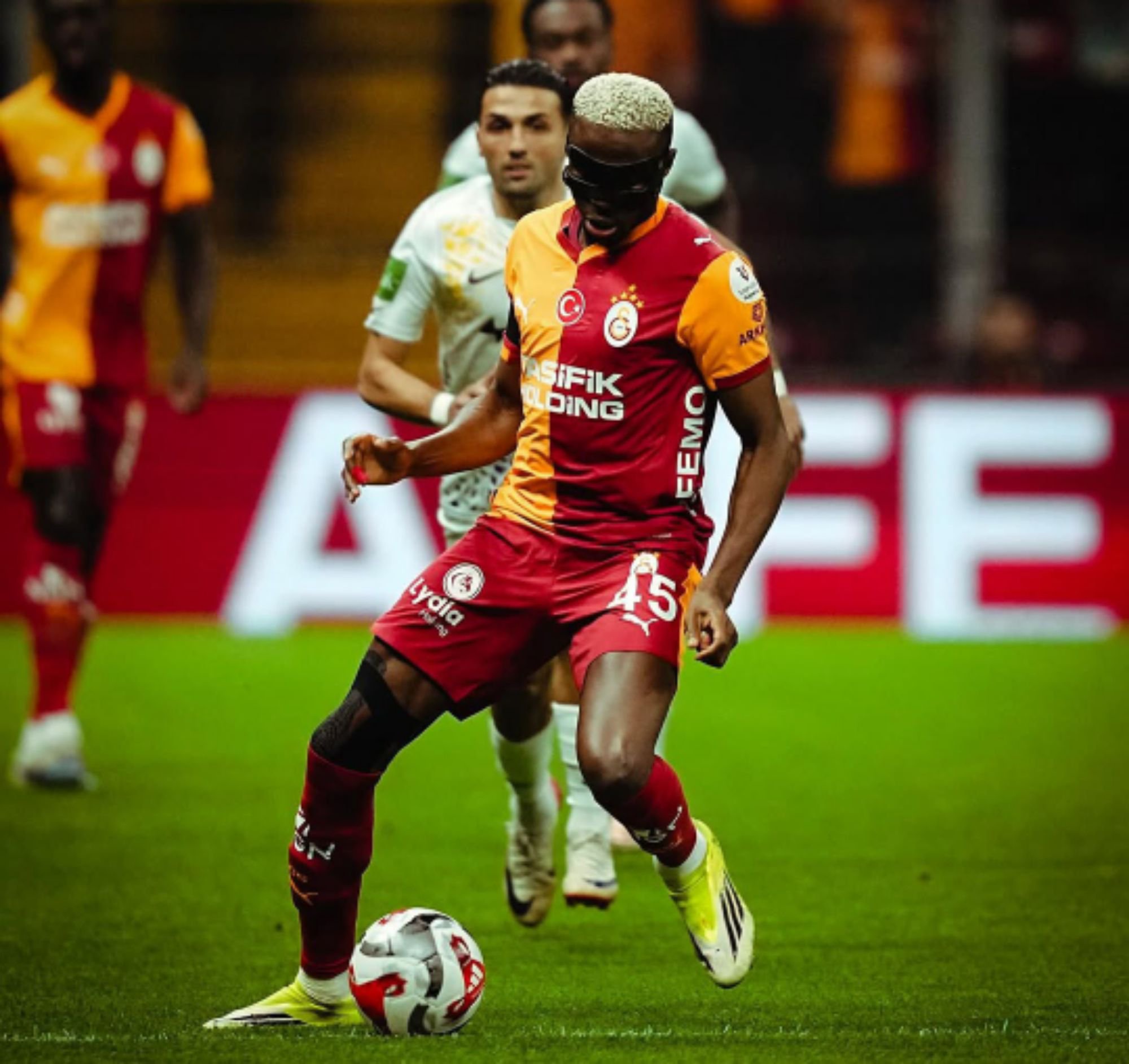 Osimhen in action for Galatasaray during a Turkish Super Lig match