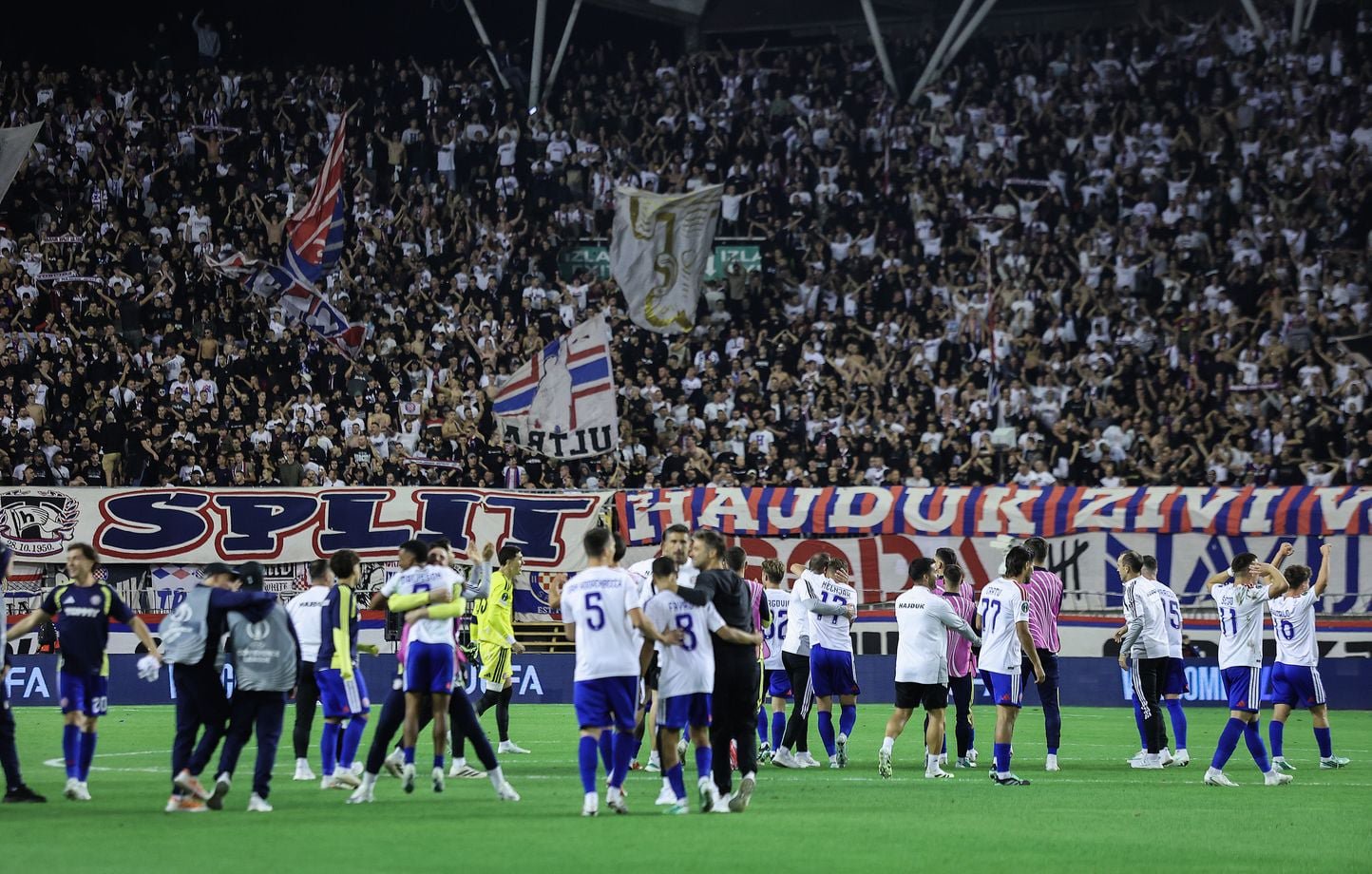 Les joueurs de Hajduk Split saluent leurs supporters après la victoire contre l'Ajax Amsterdam en Ligue Europa, le 15 octobre 2026 au Stadion Poljud de Split, en Croatie.