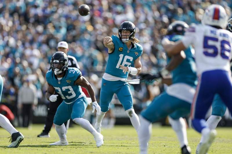JACKSONVILLE, FL – JANUARY 11: Trevor Lawrence 16 of the Jacksonville Jaguars throws a pass during the AFC Wildcard Playoff game between the Jacksonville Jaguars and the Buffalo Bills on January 11, 2026 at EverBank Stadium in Jacksonville, Fl. Photo by David Rosenblum/Icon Sportswire NFL, American Football Herren, USA JAN 11 AFC Wildcard Bills at Jaguars EDITORIAL USE ONLY Icon260111543669