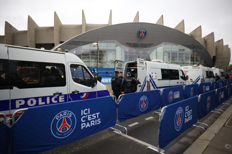 Soccer Football - UEFA Champions League - Paris St Germain v FC Barcelona - Parc des Princes, Paris, France - October 20, 2026 Police officers outside the stadium before the match REUTERS/Stephane Mahe