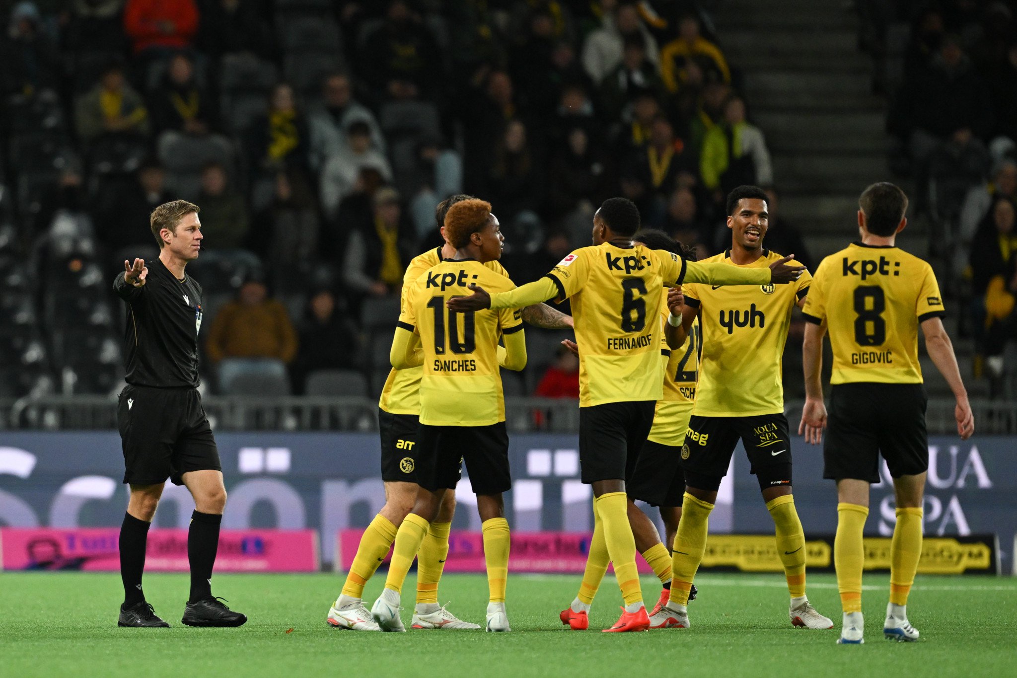 Schiedsrichter Lukas Faehndrich zeigt Edimilson Fernandes (BSC Young Boys) die Rote Karte im Super-League-Spiel gegen den FC St.Gallen.