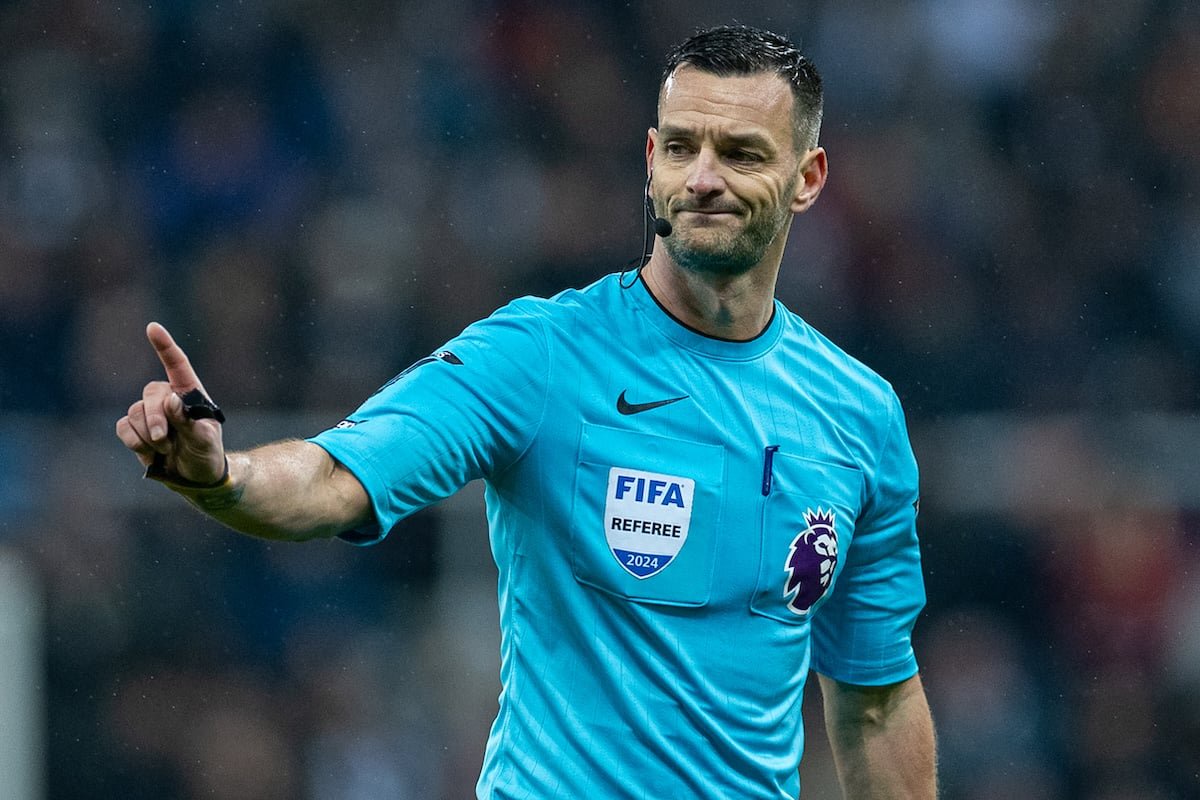 NEWCASTLE-UPON-TYNE, ENGLAND - Wednesday, December 4, 2024: Referee Andrew Madley during the FA Premier League match between Newcastle United FC and Liverpool FC at St James' Park. The game ended in a 3-3 draw. (Photo by David Rawcliffe/Propaganda)