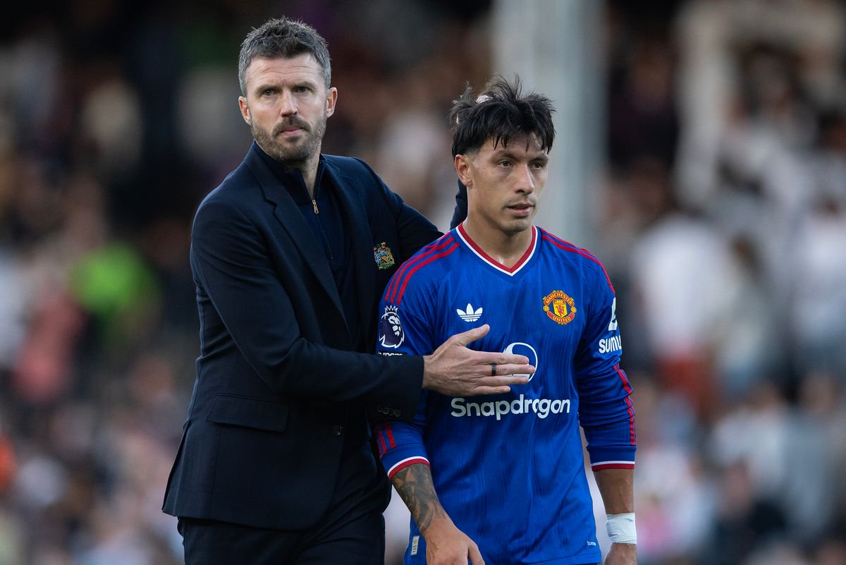 LONDON, ENGLAND - SEPTEMBER 20:  Michael Carrick - Head Coach of Manchester United (left) and Lisandro Martínez after the Premier League 2026/27 match between Fulham and Manchester United at Craven Cottage on September 20, 2026 in London, United Kingdom. (Photo by Visionhaus/Getty Images)