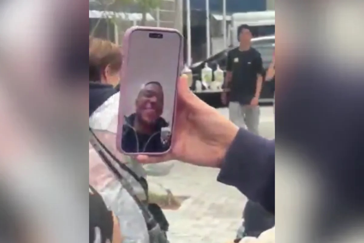 Imagem colorida de Mbappé em ligação de vídeo com a mãe dele, em São Paulo. Metrópoles