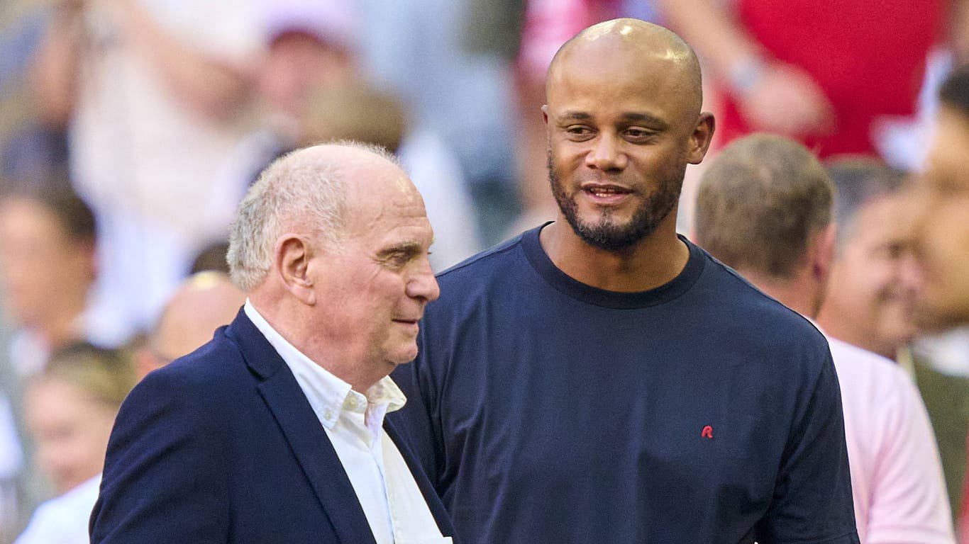 Uli Hoeneß (l.) neben Vincent Kompany: Der Ehrenpräsident wollte persönlich nach dem Cheftrainer schauen.