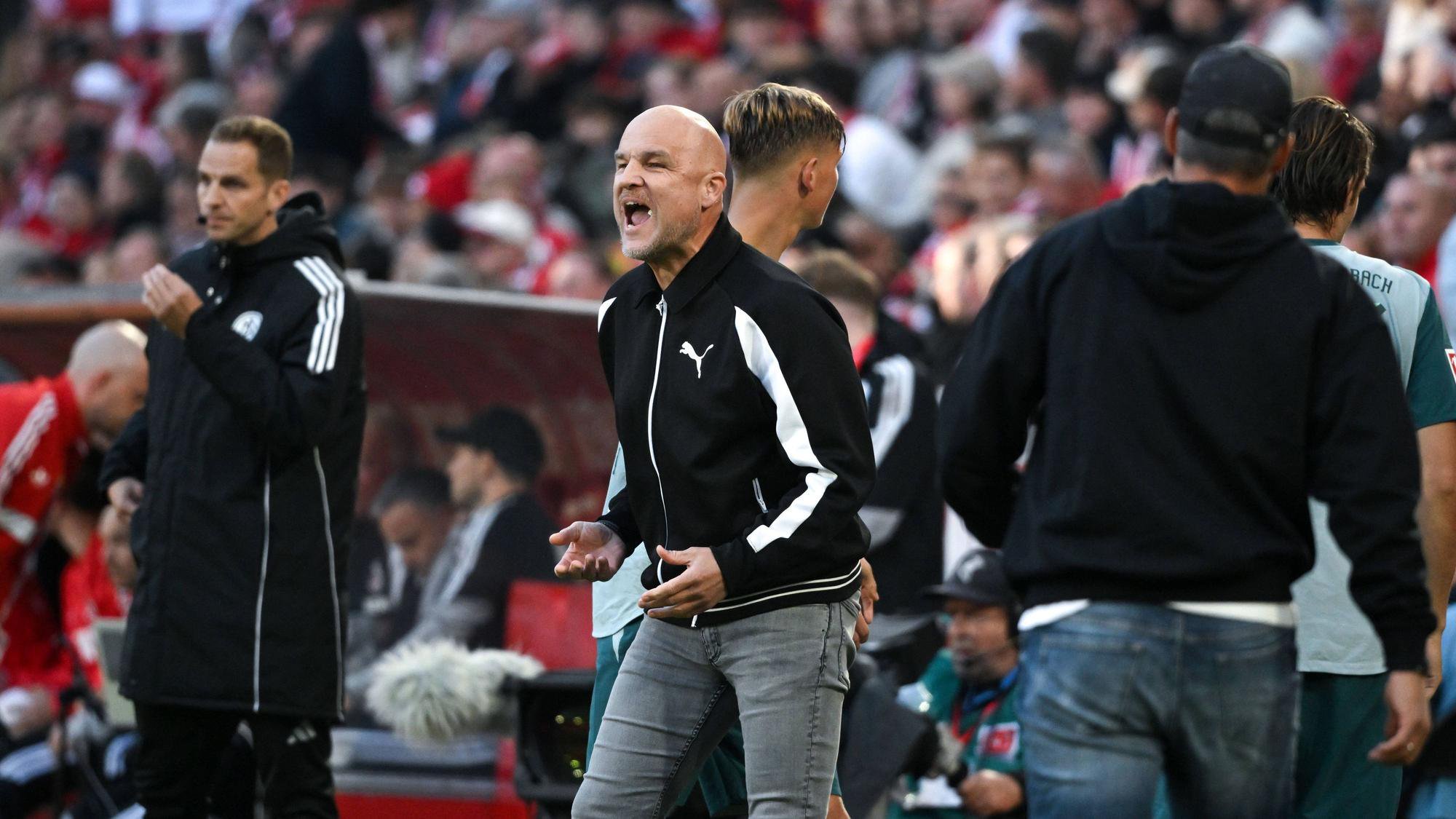 Beim Gladbach-Spiel brüllt Sport-Boss Rouven Schröder.