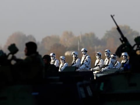 सर्बिया ने कोसोवो के साथ अपनी सीमा के पास सेना को हाई अलर्ट पर रखा है. (फोटो AP)